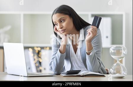 La dette, la mauvaise carte de crédit a diminué et le stress au sujet de l'argent, de l'argent liquide et de la finance provenant de l'inflation, de l'économie pauvre et du risque bancaire en ligne. Cassé, triste femme d'affaires et insuffisance de fonds pour la fiscalité, le budget et la vérification Banque D'Images