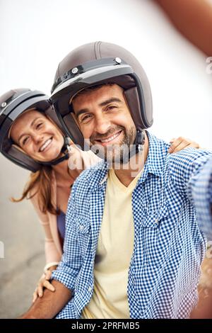 Faites des économies auprès de tous nos amis sur les réseaux sociaux. Un couple affectueux qui prend ses selfies à l'extérieur. Banque D'Images