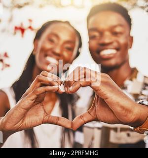 Les mains de coeur, emoji et l'amour de couple sourire, heureux et montrant la bonté, la confiance et le soutien. Gros plan de jeunes noirs ensemble dans une relation romantique célébrer la lune de miel avec avec le contenu du lien Banque D'Images