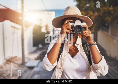 Photographe, voyage ou touriste prendre des photos ou des photos à l'extérieur dans une nouvelle ville. Voyageur utilisant un appareil photo lors d'un voyage dans un lieu de vacances ou de vacances lors d'une journée ensoleillée faisant un photoshoot Banque D'Images