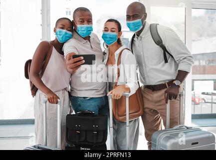 L'immigration de Covid par des touristes ou des amis prenant un selfie à l'aéroport ensemble avant le voyage, les vacances ou les vacances pendant Covid. Un groupe de personnes prend une photo ou une photo pendant leur voyage Banque D'Images