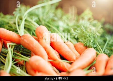 Contexte de la carotte, de la nourriture saine et des légumes de la nature, de l'agriculture et du jardin durable sur le marché agricole. Nutrition, régime frais et croissance de la récolte naturelle mûre et biologique pour la cuisine Banque D'Images