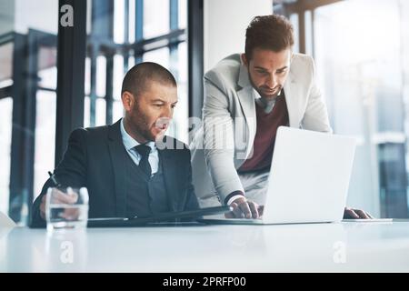 Ils réussissent toujours lorsqu'ils travaillent ensemble. Les hommes d'affaires travaillent ensemble au bureau. Banque D'Images