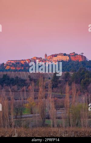 Paysage avec village ocre historique Roussillon, Provence, Luberon, Vaucluse, France Banque D'Images