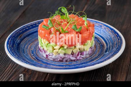 Portion de tartare d'avocat de saumon en gros plan Banque D'Images
