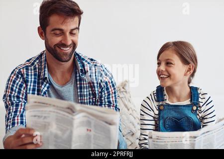 C'est le temps de tout... une adorable petite fille qui passe du temps avec son père à la maison. Banque D'Images