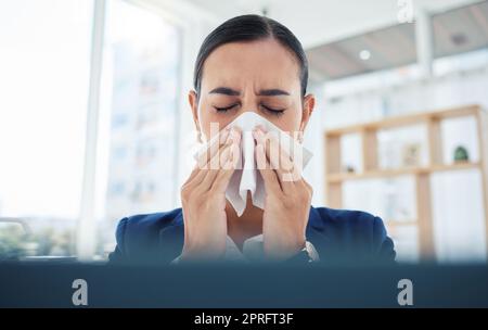 Covid, virus et malade avec une femme d'affaires soufflant son nez avec un tissu et éternuant tout en travaillant dans son bureau. Allergies, éternuements et grippe chez une employée qui souffre d'un rhume au travail Banque D'Images