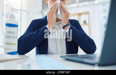 Femme d'affaires malade avec covid, virus ou allergies soufflant le nez courant ou éternuant avec des tissus dans le bureau. Entrepreneur ou travailleur d'entreprise souffrant de maladie, éternuer et grippe employé avec le froid Banque D'Images