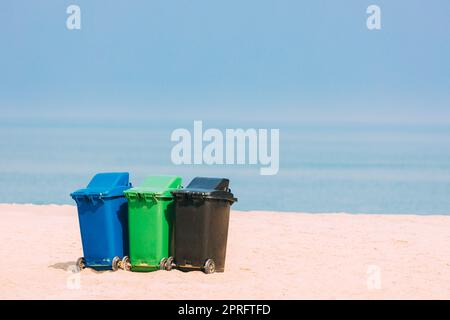 Trois poubelles en plastique sur roues pour une collecte séparée des ordures. Conteneurs pour le stockage temporaire des déchets. Poubelles, poubelles, Corbeille C. Banque D'Images