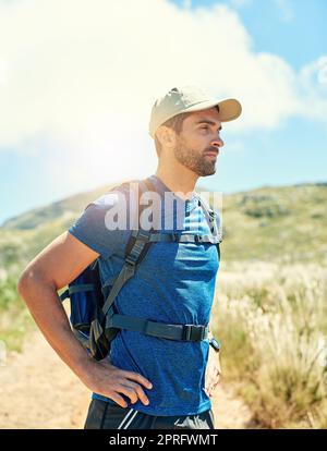 HES un chercheur d'aventure. Un jeune homme sur une randonnée. Banque D'Images