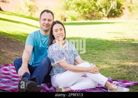 Portrait extérieur de couple biracial chinois et caucasien. Banque D'Images