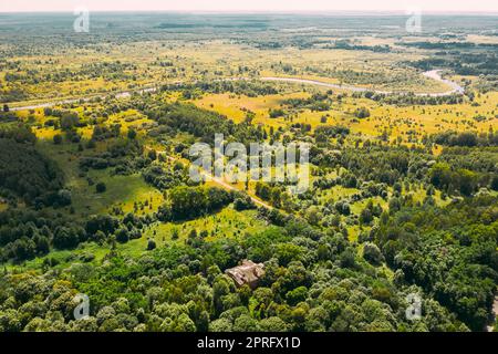 Dziemjanki, région de Gomel, Bélarus. Vue aérienne de la zone de réinstallation de Gerard Nicholas Tchernobyl, un manoir abandonné en ruine. Catastrophes de Tchernobyl. Site d'intérêt local et patrimoine Banque D'Images