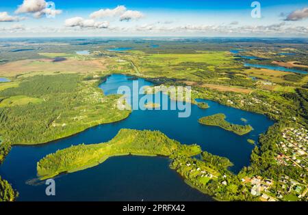 District de Lyepyel, région de Vitebsk, Bélarus. Vue aérienne du lac Lepel avec les petites îles naturelles Banque D'Images