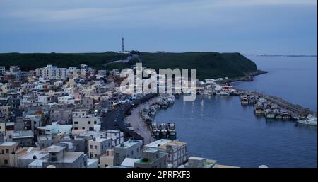 Penghu, Taïwan 27 juin 2022 : village de pêcheurs de la commune de Xiyu à Penghu, à Taïwan, au coucher du soleil Banque D'Images