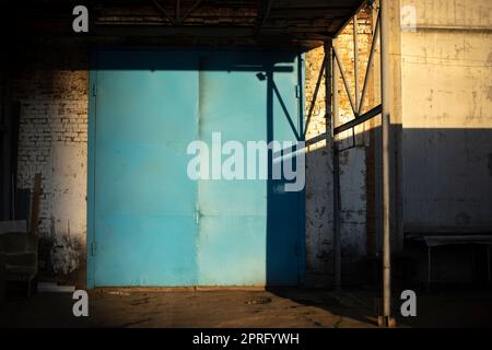 Porte d'accès au grand garage. Porte bleue à l'entrepôt. Zone industrielle. Banque D'Images