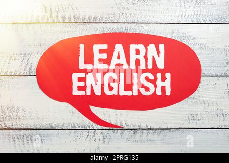 Affiche apprendre l'anglais. Etude d'idées d'affaires un autre langage apprendre quelque chose communication étrangère Femme tenant Une tablette et un stylo appuyant sur la sécurité pour les données cruciales. Banque D'Images