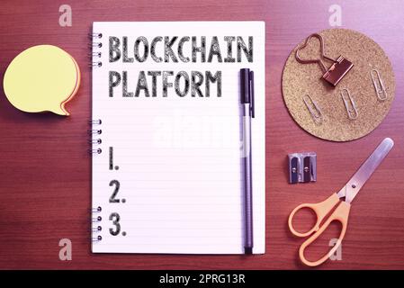 Écriture affichage de la blockchain de texte plate-forme. Aperçu de l'entreprise crypto-monnaie numérique échange sur l'espace virtuel femme tenant une note avec des nouvelles importantes et pointant sur elle avec Pen. Banque D'Images