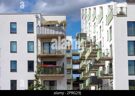 Bâtiment résidentiel blanc avec de nombreux balcons vus à Malmoe, Suède Banque D'Images