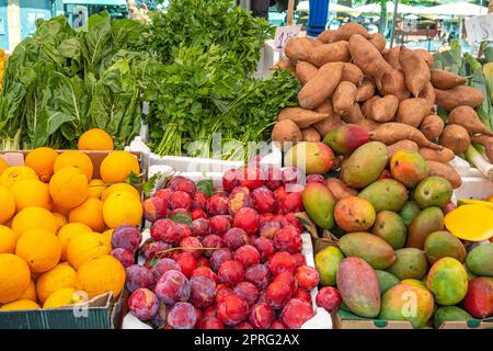Fruits, légumes et herbes à vendre sur un marché Banque D'Images
