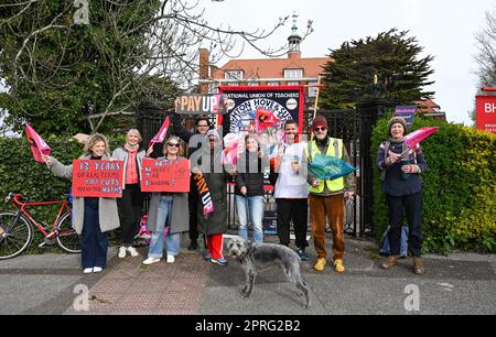 Brighton Royaume-Uni 27th avril 2023 - les enseignants en grève à l'extérieur du Brighton, Hove & Sussex Sixième Form College (BHASVIC) dans leur dispute avec le gouvernement sur la rémunération et les conditions: Crédit Simon Dack / Alay Live News Banque D'Images