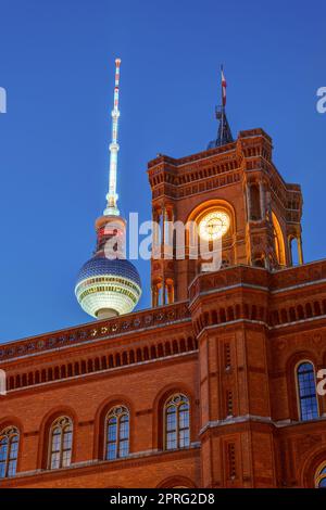 L'hôtel de ville et de la célèbre Tour de Télévision de Berlin dans la nuit Banque D'Images