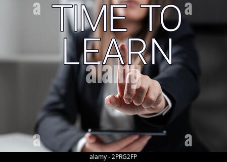 Temps d'apprentissage de l'affichage conceptuel. Vitrine d'affaires obtenir de nouvelles connaissances ou compétences éducation ou carrière d'homme d'affaires en costume tenant la paume ouverte symbolisant un travail d'équipe réussi. Banque D'Images