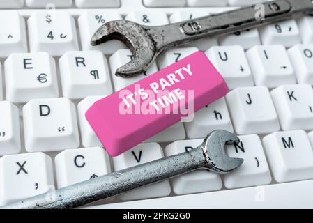 Légende du texte présentant S Party Time. Mot pour le bon moment pour célébrer amusez-vous à une discothèque pour danser des bulles de pensée représentant le chat et les médias sociaux de réseautage. Banque D'Images