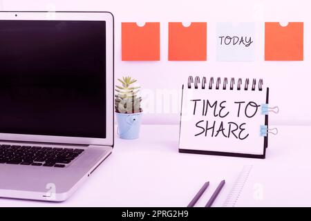 Temps d'écriture du texte à partager. Approche commerciale Communiquez avec vos amis et votre famille faites passer le mot Notebook avec message important sur le bureau avec des stylos et des trombones. Banque D'Images