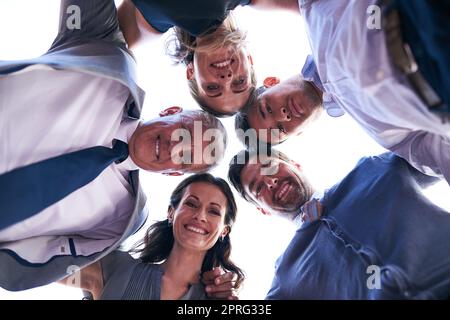 Ensemble est toujours mieux. Portrait d'un groupe de gens d'affaires qui se réunissent dans un caucus. Banque D'Images