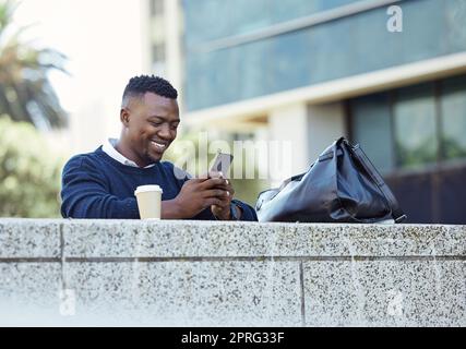 Homme d'affaires travaillant sur un téléphone 5g, sur les réseaux sociaux pour la communication et le chat sur l'application de messagerie sur smartphone en ville urbaine. Les employés professionnels sourient lors de leurs e-mails et de leurs déplacements au bureau Banque D'Images