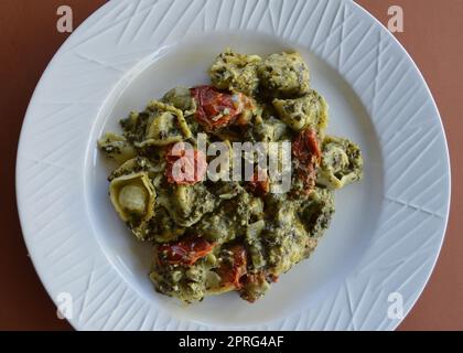 Tortellini aux épinards et à la ricotta avec sauce au pesto Banque D'Images