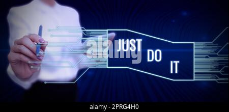 Écrire en affichant simplement le texte. Approche d'affaires motivation pour commencer à faire quelque chose ont discipline Businesswoman tenant la bulle de discours avec des messages importants. Banque D'Images