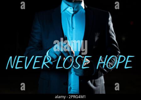 Légende de texte présentant jamais perdre espoir. Internet concept être positif optimiste ont la motivation de continuer à tenir la femme stylo et de présenter un message important sur la bulle de parole. Banque D'Images