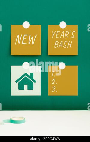 Légende conceptuelle Nouvelle année S Bash. Word for Celebration of the 365 Days Coming Happy Party Time Notebook avec Nouveau message sur le bureau avec stylos, écouteurs et trombones. Banque D'Images