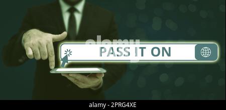 Texte d'écriture passez-le. Vitrine d'affaires partager quelque chose avec d'autres diffuser le mot partager homme d'affaires parlant en costume tenant le bloc-notes symbolisant un travail d'équipe réussi. Banque D'Images