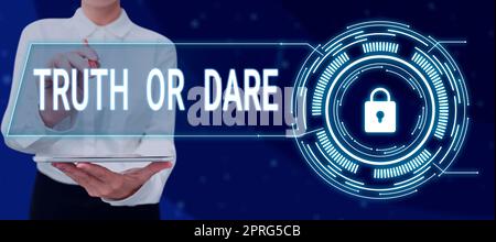 Affiche indiquant la vérité ou la Dare. Photo conceptuelle Tell the actual facts or be accept to a challenge Oval Blank Chat Box représentant la messagerie via les médias sociaux. Banque D'Images