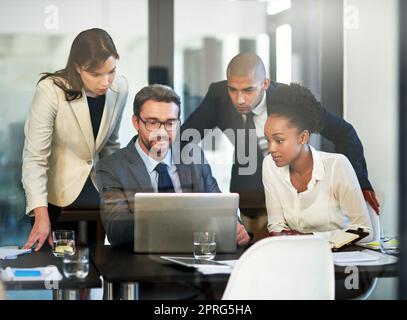 J'ai d'abord besoin de votre approbation sur quelques points... un groupe de collègues d'affaires qui se réunissent dans la salle de conférence. Banque D'Images