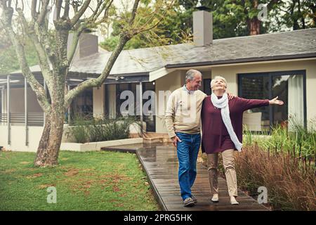 Se tenant à leur zeste pour la vie. Un couple aîné aimant prenant une promenade à l'extérieur. Banque D'Images