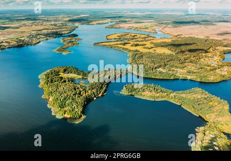 District de Lyepyel, région de Vitebsk, Bélarus. Vue aérienne du lac Lepel avec les petites îles naturelles Banque D'Images