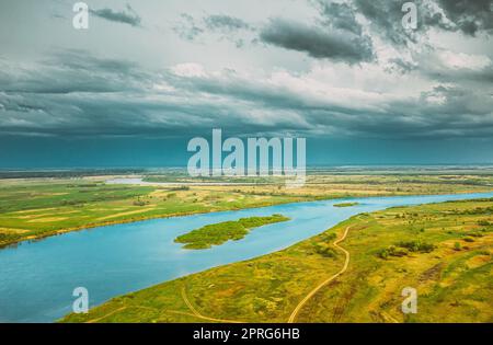 Rechytsa, région de Gomel, Bélarus. Vue aérienne du fleuve Dnieper. Ciel au-dessus de Green Meadow et de River Landscape. Vue de dessus de la nature européenne depuis la haute attitude en été. Vue plongeante Banque D'Images