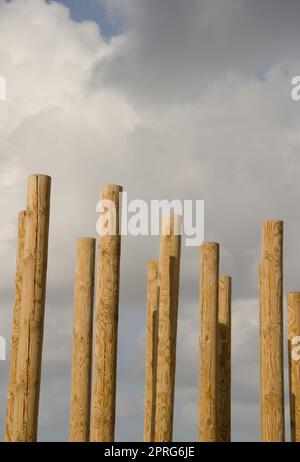 Sculpture formée de poteaux en bois. Banque D'Images