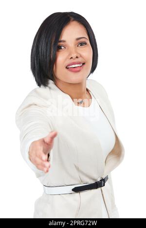 Bonjour. Je m'appelle... photo en studio d'une jeune femme d'affaires qui se prolonge le bras dans une poignée de main sur un fond blanc. Banque D'Images