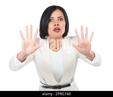 Arrête-toi tout droit. Photo en studio d'une jeune femme d'affaires faisant un geste d'arrêt sur fond blanc. Banque D'Images