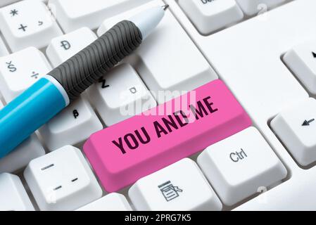 Affiche vous et moi. Business concept couple relation compromis exprimer des sentiments romantiques Businesswoman tenant la bulle de discours avec des messages importants. Banque D'Images