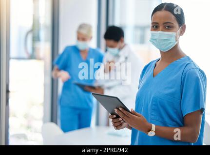 Soins de santé, médecin ou infirmière sur une tablette, consultant dans une salle de conférence d'hôpital. Réunion des travailleurs médicaux pour consulter, communication en ligne. Covid gestion et travail d'équipe, les médecins portant des masques chirurgicaux Banque D'Images