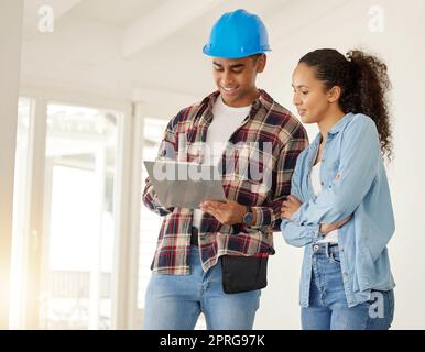 Couple planifiant travail de rénovation à domicile ensemble, ouvrier de construction travaillant avec la femme sur l'entretien et la rénovation de l'appartement. Entrepreneur et constructeur aidant à la conception intérieure de la maison familiale Banque D'Images