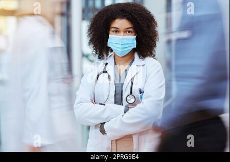 Médecin, femme infirmière en Covid et professionnel de la santé. Inquiet visage expression, femme professionnelle avec masque sur pendant la crise pandémique, travailleur essentiel dans le laboratoire de verrouillage praticien de manteau Banque D'Images