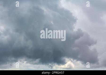 Pluie lourde orage tempête sombre nuages vent en Allemagne. Banque D'Images