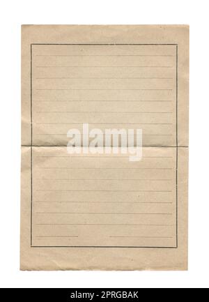 vue de face gros plan d'un vieux papier de page brun vintage avec des lignes d'écriture vierges pour bloc-notes et une marque pliante isolée sur du blanc Banque D'Images