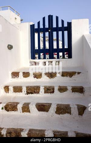 Fermé à la porte bleue et à des marches étroites en pierre sur l'île de Santorini. Banque D'Images